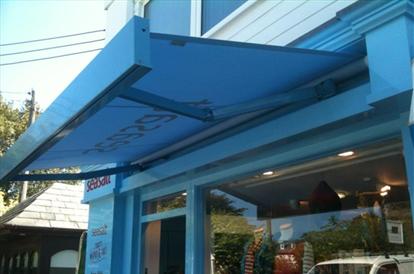 Eatery with retractable awning